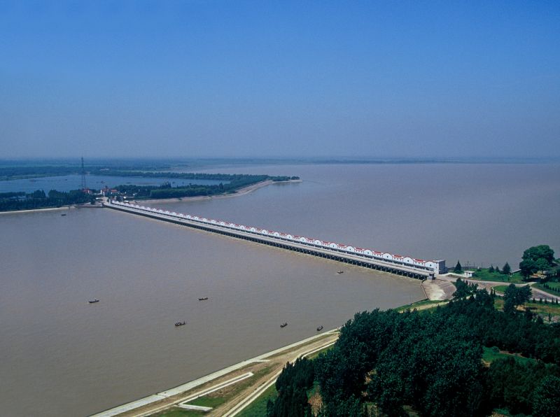 1、三河閘：淮河入江水道重要控制口門，建國初期我國自行設(shè)計(jì)和施工的大型水閘，共63孔，總寬697.75米，，由我公司于1953年7月建成通水；并承擔(dān)了其后的歷次加固任務(wù)。.jpg